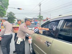 Sat Lantas Polres Wonogiri Bagikan 250 Takjil di Simpang Gudang Seng, Edukasi Tertib Lalu Lintas Selama Ramadan