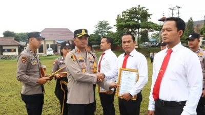 17 Personel Polres Lampura Diberi Penghargaan Atas Ungkap Kasus 3C