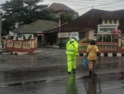 Hujan Tak Surutkan Semangat, Satlantas Polres Wonogiri Tetap Siaga Atur Lalu Lintas Pagi