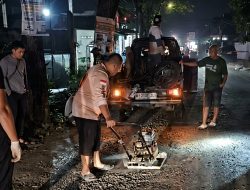 Relawan “Makelar Akherat” Swadaya Perbaiki Jalan Berlubang di Kota Bondowoso