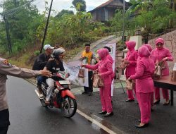 Polsek Wuryantoro dan Bhayangkari Bagi 150 Takjil, Tebar Kepedulian di Bulan Ramadan