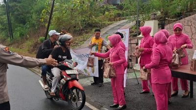 Polsek Wuryantoro dan Bhayangkari Bagi 150 Takjil, Tebar Kepedulian di Bulan Ramadan
