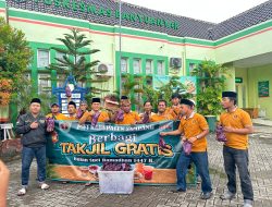 Semarak Ramadhan, PWI Sampang Tebar Ratusan Takjil untuk Nakes, Keluarga Pasien dan Tukang Becak