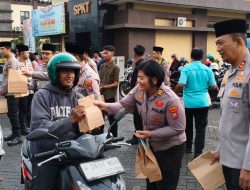 Wakapolresta Sidoarjo dan Pejabat Utama Bagikan Ratusan Takjil di Dalam Mako