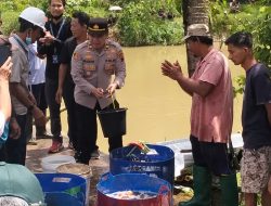 Polri Dukung Pelestarian Lingkungan, Polsek Wonogiri Kota Amankan Penebaran 1 Ton Ikan di Sungai Timang