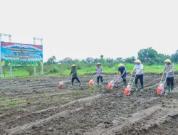 Dukung Ketahanan Pangan Nasional, Kapolda Jateng Pimpin Tanam Raya Jagung Kuartal I Tahun 2026 di Karanganyar