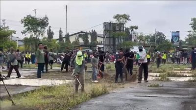 Brimob Polda Jateng Bersama Warga Gelar Korvey Serentak Bersihkan Pantai, Permukiman hingga Ruang Publik