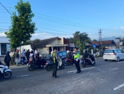 Mobilio Tabrak Truk di Depan Sekolah Al-Azhar Wonogiri, 4 Orang Luka-luka