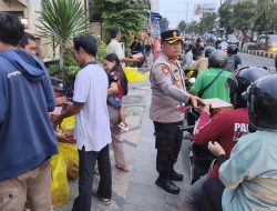 Kapolsek Gedangan Bagikan 100 Takjil ke Masyarakat