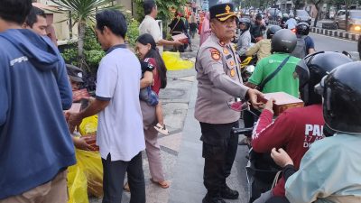 Kapolsek Gedangan Bagikan 100 Takjil ke Masyarakat