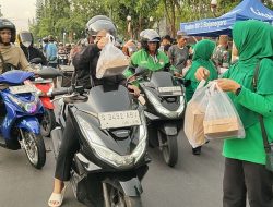Ramadan Berkah, Persit Kodim Bojonegoro Bagikan Ratusan Takjil