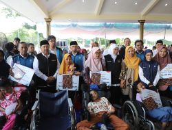 Gubernur Khofifah Serahkan Bansos dan Bantuan Infrastruktur di Jombang, Bupati Warsubi Tegaskan Komitmen Kesejahteraan Warga