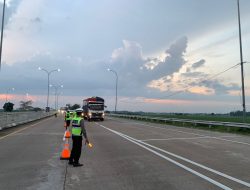 Polda Jateng Lakukan Penyekatan Kendaraan Sumbu Tiga di Exit Tol Gandulan Pemalang