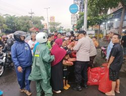 Polsek Gedangan Bagikan Takjil ke Masyarakat dan Pengendara