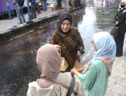 Kasat PPA dan PPO Polresta Sidoarjo Bagikan Takjil ke Pemudik di Terminal Purabaya