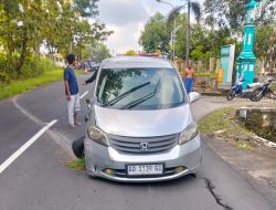 Diduga Ban Pecah, Mobil Honda Freed Tabrak Dua Kendaraan di Eromoko Wonogiri