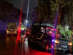 Mobil Terperosok di Parit Jalan Lingkar Wonogiri
