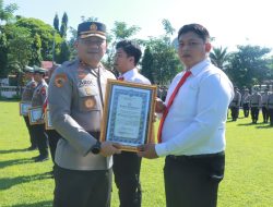 Kapolres Jombang Beri Penghargaan Enam Anggota Berprestasi