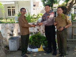 Mendukung Pelestarian Lingkungan, Perhutani KPH Bondowoso Serahkan Berbagai Bibit Pohon Kepada Polres Situbondo