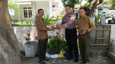 Mendukung Pelestarian Lingkungan, Perhutani KPH Bondowoso Serahkan Berbagai Bibit Pohon Kepada Polres Situbondo