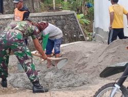 Babinsa dan Warga Gotong Royong Perbaikan Jalan Wujudkan Kemajuan Pembangunan Desa