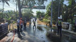 Banjir Rendam Jalan Nguntoronadi – Tirtomoyo, Polisi Lakukan Evakuasi dan Pengaturan Lalu Lintas