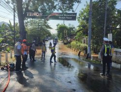 Banjir Rendam Jalan Nguntoronadi – Tirtomoyo, Polisi Lakukan Evakuasi dan Pengaturan Lalu Lintas