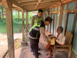 Polsek Jatisrono Gelar Jumat Berkah, Salurkan Sembako untuk Warga Kurang Mampu