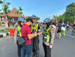 Polwan Polresta Sidoarjo Amankan Car Free Day di Alun-alun