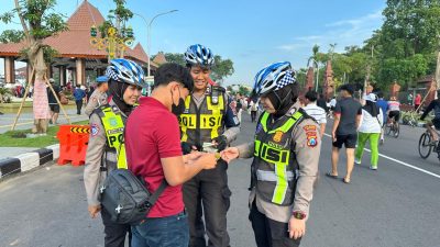 Polwan Polresta Sidoarjo Amankan Car Free Day di Alun-alun