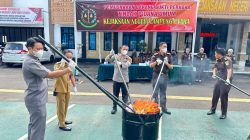 Transparansi Penegakan Hukum, Wakapolres Lampura Saksikan Pemusnahan BB 44 Perkara di Kejari Kotabumi