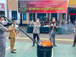 Transparansi Penegakan Hukum, Wakapolres Lampura Saksikan Pemusnahan BB 44 Perkara di Kejari Kotabumi