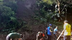 Tanah Longsor Menutup Jalan, Babinsa Kodim Ponorogo Ikut Kerja Bakti