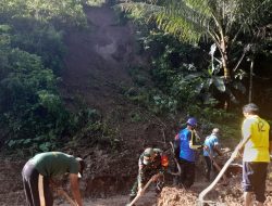 Tanah Longsor Menutup Jalan, Babinsa Kodim Ponorogo Ikut Kerja Bakti