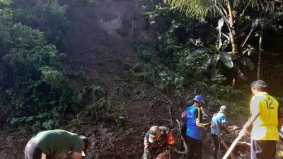 Tanah Longsor Menutup Jalan, Babinsa Kodim Ponorogo Ikut Kerja Bakti