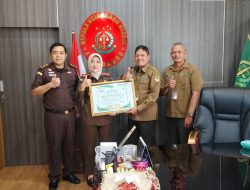 Perhutani KPH Bondowoso Berikan Penghargaan Penyelesaian Tenurial Kepada Kajari Situbondo di Akhir Masa Jabatan
