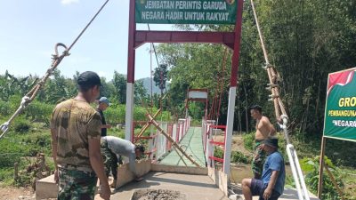 TNI dan Rakyat Gotong Royong Sukseskan Pembangunan Jembatan Perintis Garuda Tahap III di Ponorogo