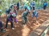 Peduli Kesulitan Warga, Babinsa Kodim Ponorogo Kerja Bakti Pelebaran Jalan