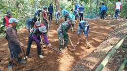 Peduli Kesulitan Warga, Babinsa Kodim Ponorogo Kerja Bakti Pelebaran Jalan