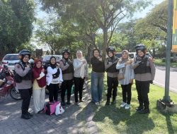 Polwan Polresta Sidoarjo Beri Imbauan Keselamatan kepada Siswa SDN Jati yang Akan Study Tour