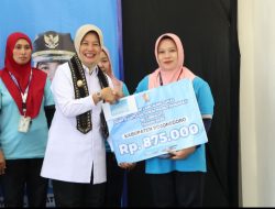 Wakil Bupati Bojonegoro Salurkan BLT DBHCHT di Pabrik Rokok Baureno