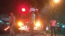 Respon Cepat Layanan Hotline 110, Polsek Waru Evakuasi Pohon Tumbang di Kedungrejo