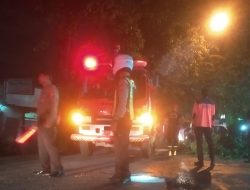 Respon Cepat Layanan Hotline 110, Polsek Waru Evakuasi Pohon Tumbang di Kedungrejo