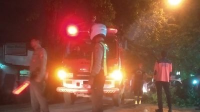 Respon Cepat Layanan Hotline 110, Polsek Waru Evakuasi Pohon Tumbang di Kedungrejo