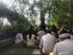 Pura Kertha Bumi Bhayangkara Gelar Ibadah Suci Tilem