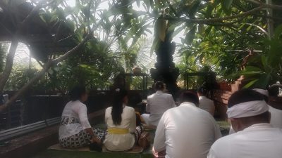 Pura Kertha Bumi Bhayangkara Gelar Ibadah Suci Tilem