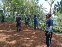 Ikut Bangun Lapangan Voli, Upaya Babinsa Kodim Ponorogo Dukung Fasilitas Olahraga
