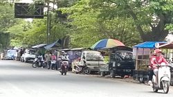 PKL Manfaatkan Bahu Jalan Provinsi di Kecamatan Kencong Ganggu Pengguna Jalan