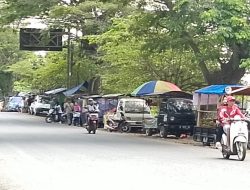 PKL Manfaatkan Bahu Jalan Provinsi di Kecamatan Kencong Ganggu Pengguna Jalan
