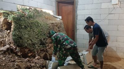 Bencana Tanah Longsor Timpa Rumah Warga, Anggota Kodim Ponorogo Gerak Cepat Kerja Bakti